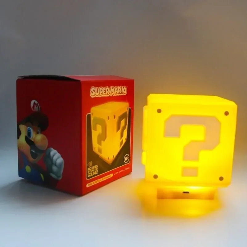 La lámpara de Mario Bros es un accesorio decorativo y funcional que encantará a los fanáticos del icónico videojuego. Con un diseño que evoca la estética clásica de los juegos de 8 bits, la lámpara presenta la figura del famoso fontanero, Mario, en una pose dinámica, listo para saltar.